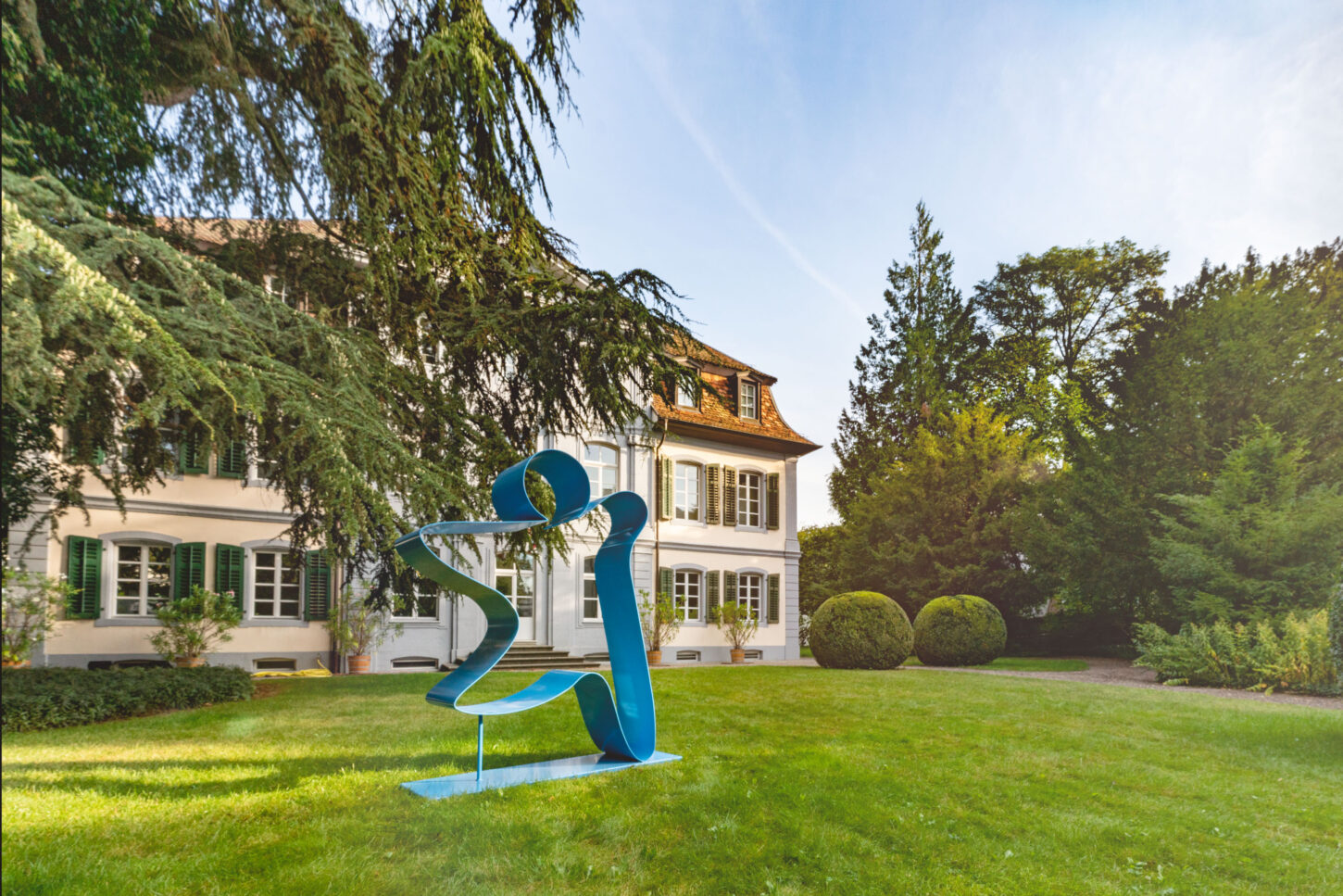 Skulptur steht vor dem Haus zum Schlossgarten